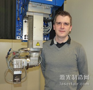 BAM德國聯邦材料研究和測量研究所（德國柏林）研究員 Marcel Bachmann與激光焊接機的合影。