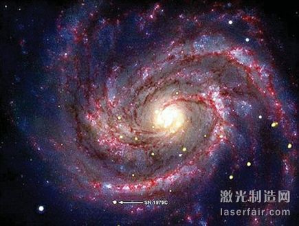 地球附近一個年僅30歲的黑洞被錢德拉X射線望遠鏡發現。這個黑洞是距離地球約5000萬光年的M100星系中超新星“SN1979C”的余燼，正在吞噬這顆超新星和伴星落下的物質。