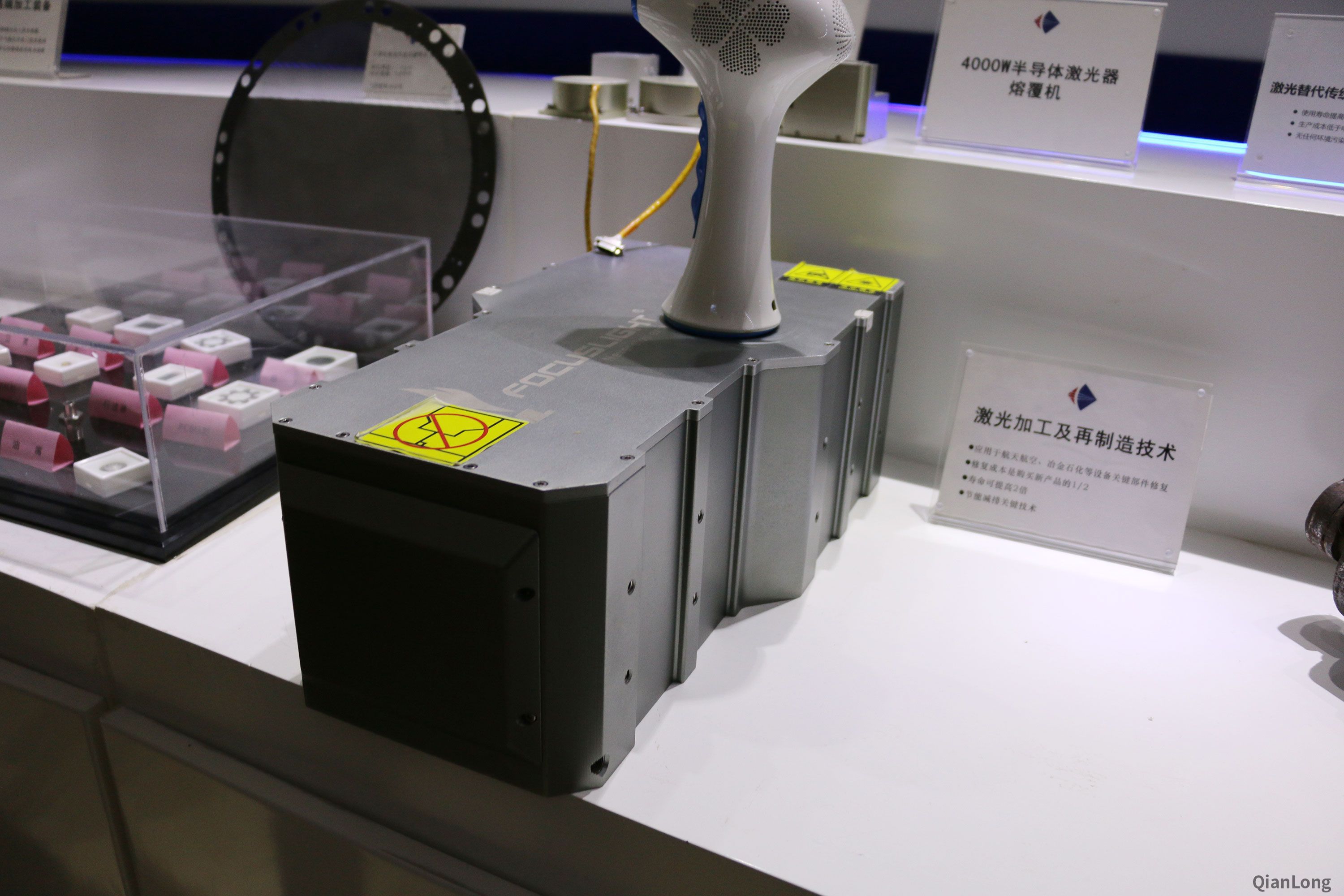 08.在西安光電所科技成果展示中心內(nèi)展出的激光熔覆設(shè)備，即4000w半導(dǎo)體激光熔覆機(jī)。（千龍網(wǎng)軍事頻道記者 馬群 攝）