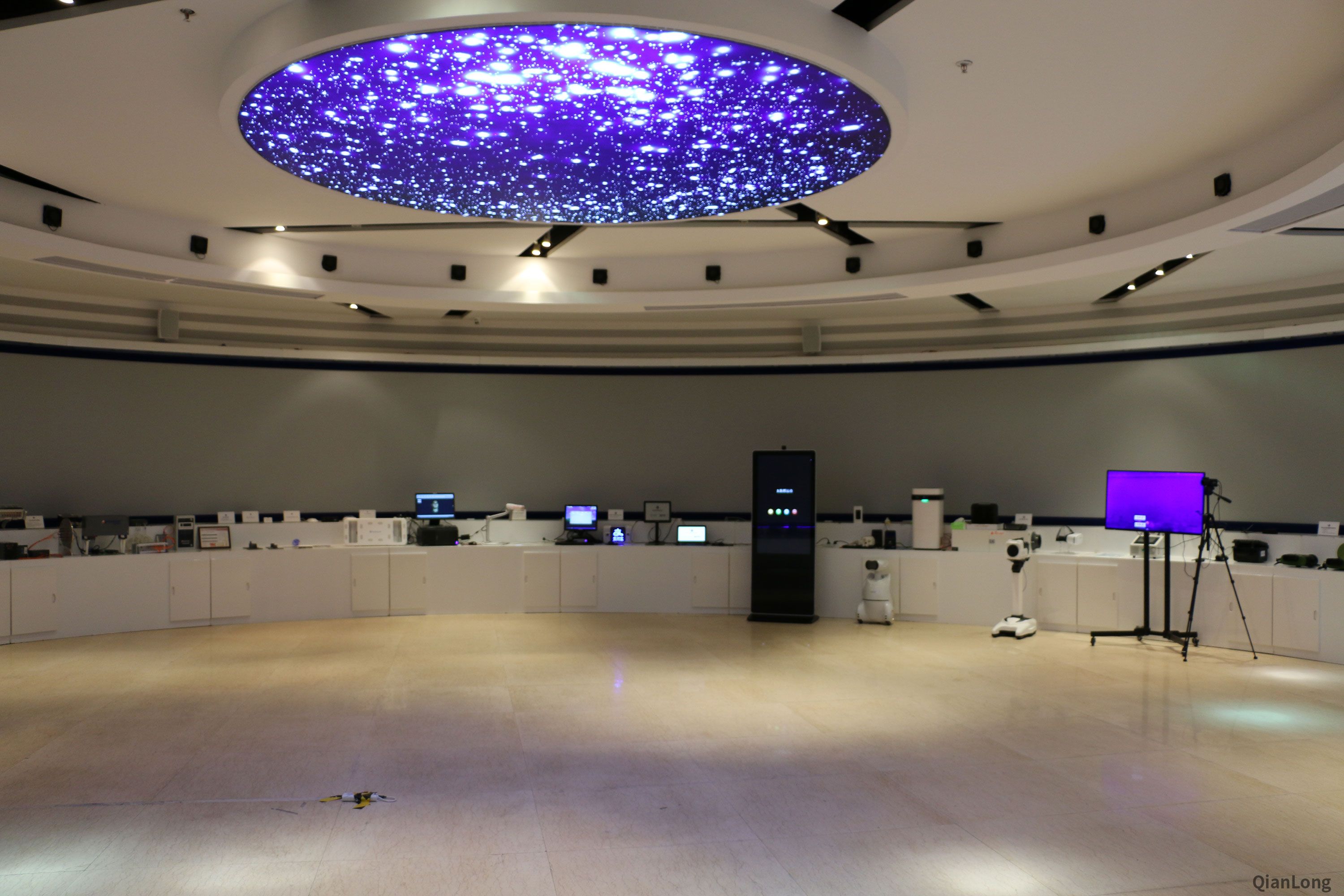 03.西安光電所科技成果展示中心內(nèi)部陳列了多種展品，涉及到了軍用和民用兩大方面，并且有多種成果轉(zhuǎn)化成踐行軍民融合的排頭兵。（千龍網(wǎng)軍事頻道記者 馬群 攝）