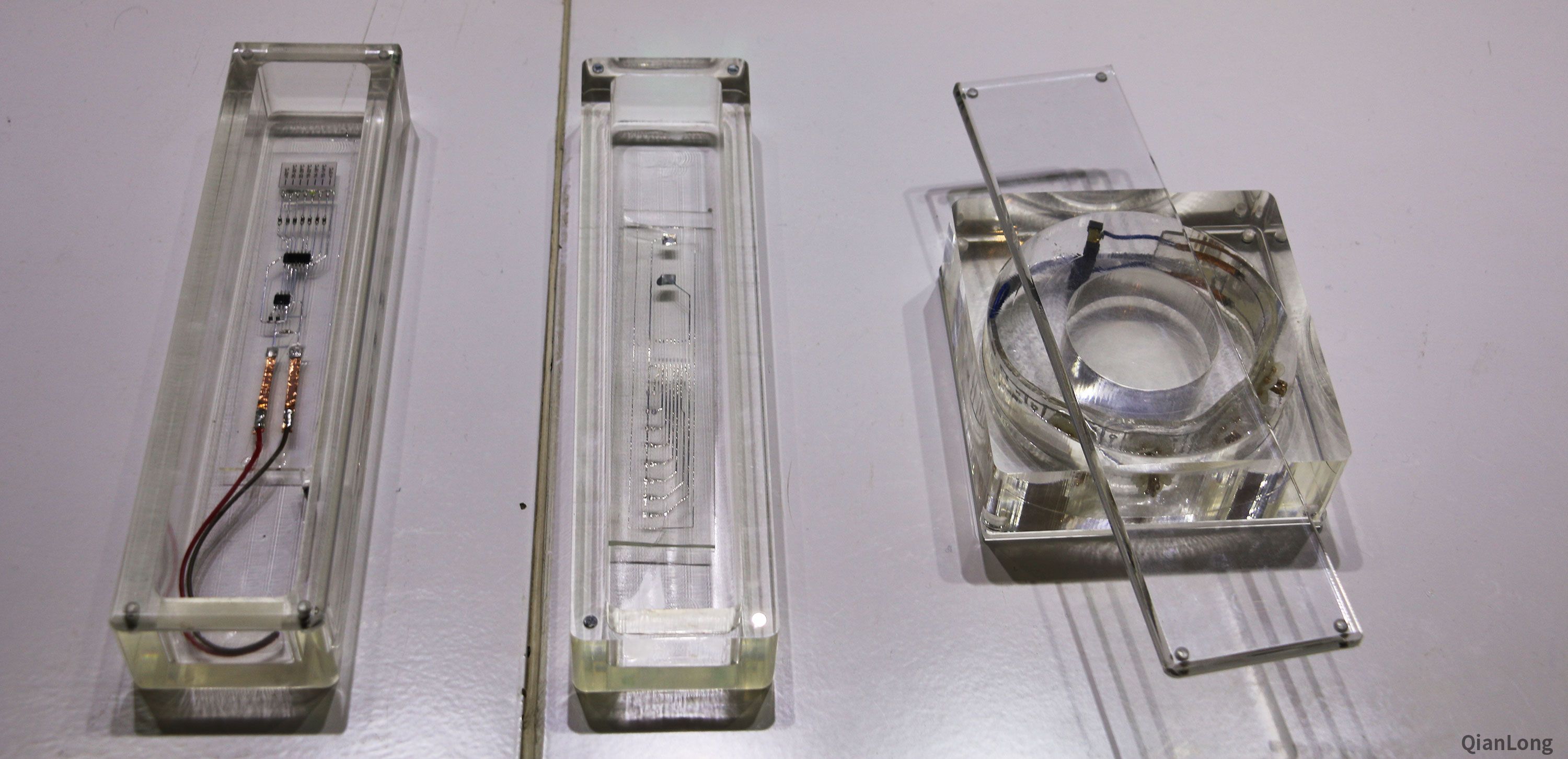23.在西安光電所科技成果展示中心內(nèi)展出的液態(tài)金屬電子增彩制造的樣品。西安光電所獨(dú)創(chuàng)的液態(tài)金屬電子增彩技術(shù)，目前已實(shí)現(xiàn)液態(tài)金屬打印雷達(dá)波天線，并可融入飛機(jī)機(jī)翼或人類皮膚表面。（千龍網(wǎng)軍事頻道記者 馬群 攝）