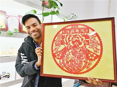 西工大一印度留學生愛上中國剪紙 用激光切割來創新 西工大一印度留學生愛上中國剪紙 用激光切割來創新