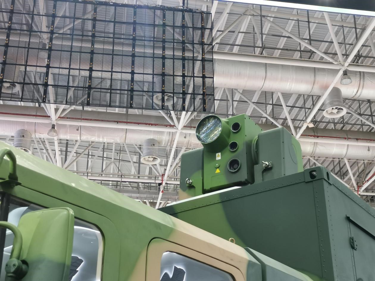 LW-30激光防御系統的激光發射器特寫。