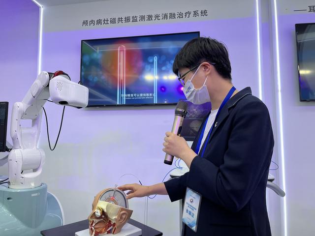 工作人員向大家介紹顱內病灶磁共振監測激光消融治療系統。宋婧 攝