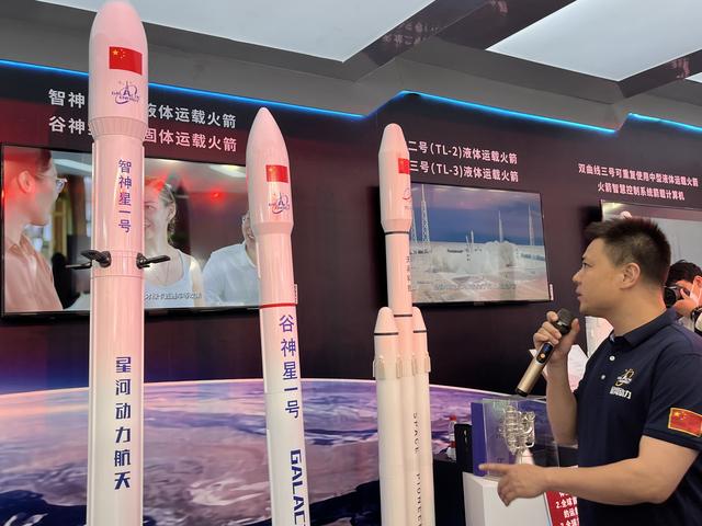 “谷神星一號”固體運載火箭和“智神星一號”可重復使用的液體運載火箭模型吸引了大家的關注。宋婧 攝