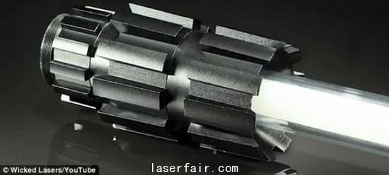 這款激光劍價格不菲，高達400美元，其中劍柄100美元，Spyder 3激光器300美元