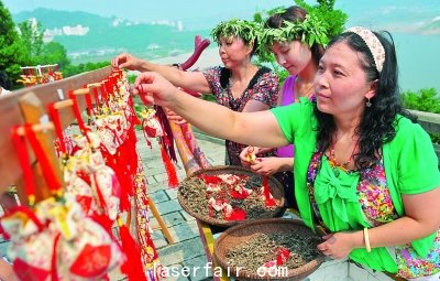 在屈原故鄉宜昌秭歸縣，居民用艾葉、花椒和丁香等制作香囊。