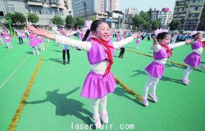 黃石市第八屆校園文化藝術節上孩子們在表演舞蹈。