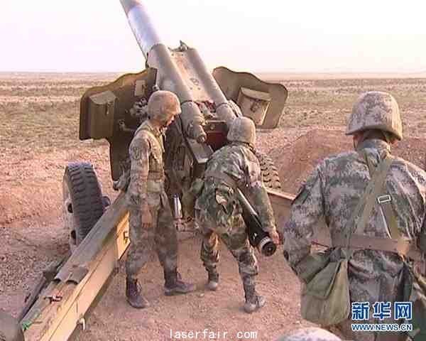 原文配圖： 各司其職，炮手一發實彈裝填。呂海金 攝