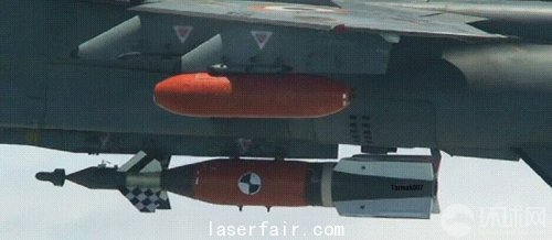 正在印度空軍美洲虎戰(zhàn)斗機(jī)上進(jìn)行投放試驗(yàn)的Sudarshan精確制導(dǎo)炸彈。