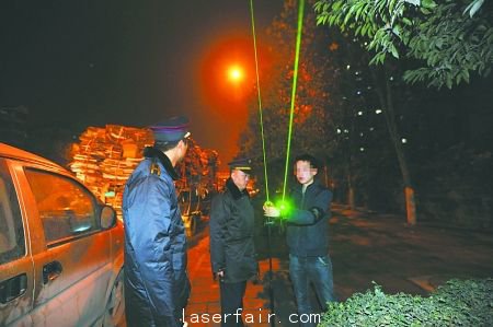 1月10日晚，經過沙區市政行政執法支隊3位隊員的勸解，賣激光手電筒的攤主離開。