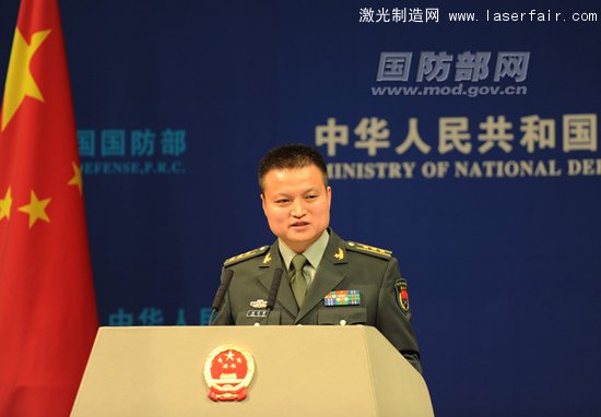 國防部新聞事務(wù)局副局長、國防部新聞發(fā)言人楊宇軍上校答記者問 周琳攝