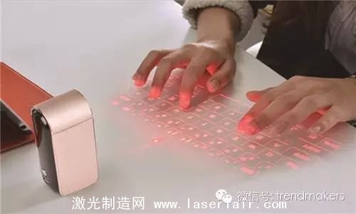移動辦公領域，手機和平板以其極佳的便攜性正在逐步取代笨重的PC，然而在某些人眼中，觸控的輸入方式依舊沒有傳統鍵盤用得舒服，因此采用鐳射激光的鍵盤就很有存在的必要啦！